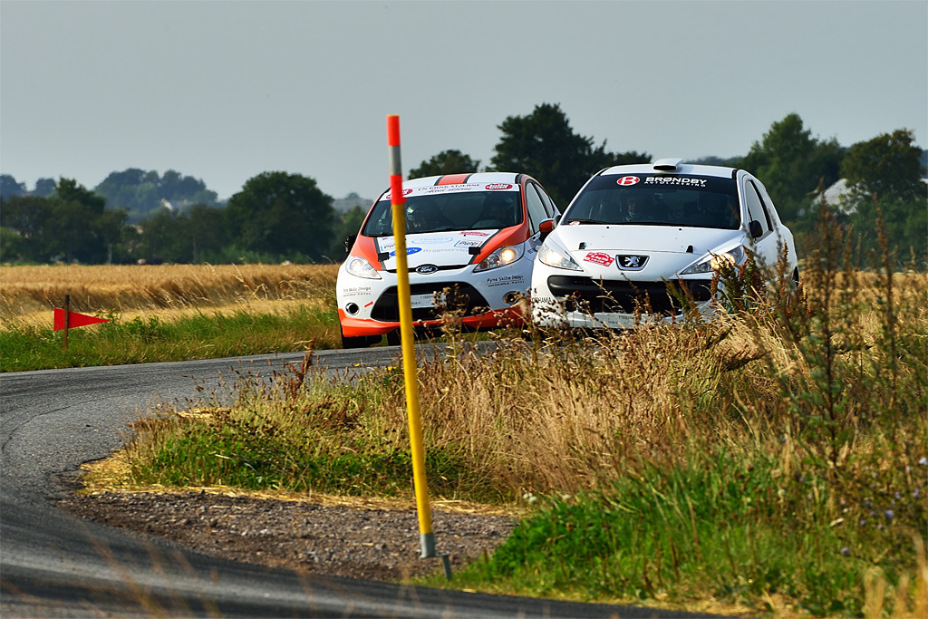 Thomas Andersen har indhentet Michael Nielsen i Ford Fiesta og overhaler ham her i nedbremsningszonen til et sving
(Foto: Michael Eisenberg)